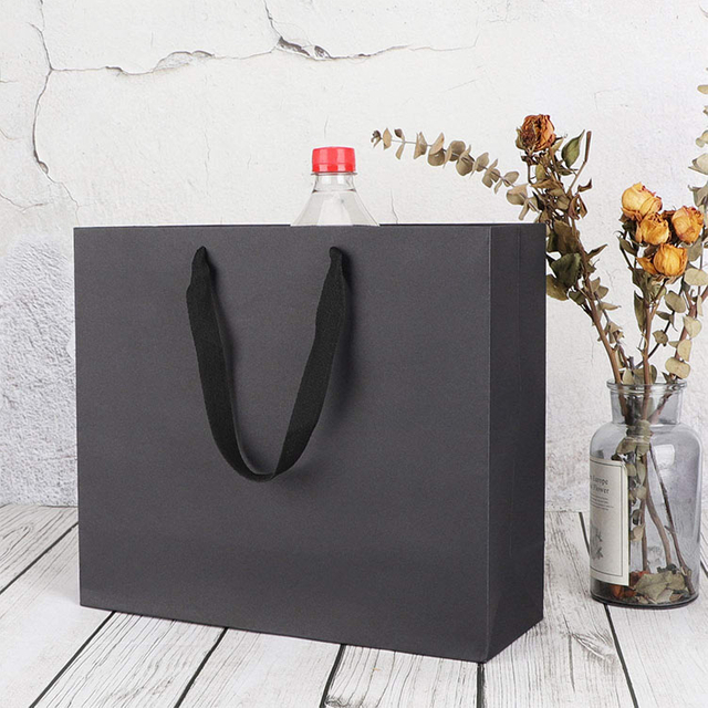 La aduana imprimió su propia bolsa de papel negra blanca de las compras del arte del regalo de Kraft del logotipo con las manijas