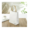 El producto de compras con logotipo personalizado lleva una bolsa de papel de color púrpura mariposa