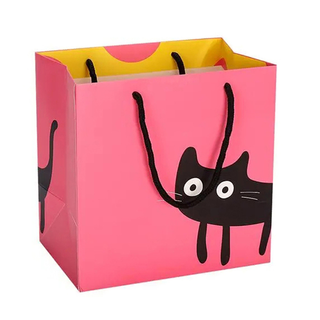 Fabricación de bolsas de papel para ropa Kraft negras biodegradables con impresión de fábrica entera de China respetuosas con el medio ambiente