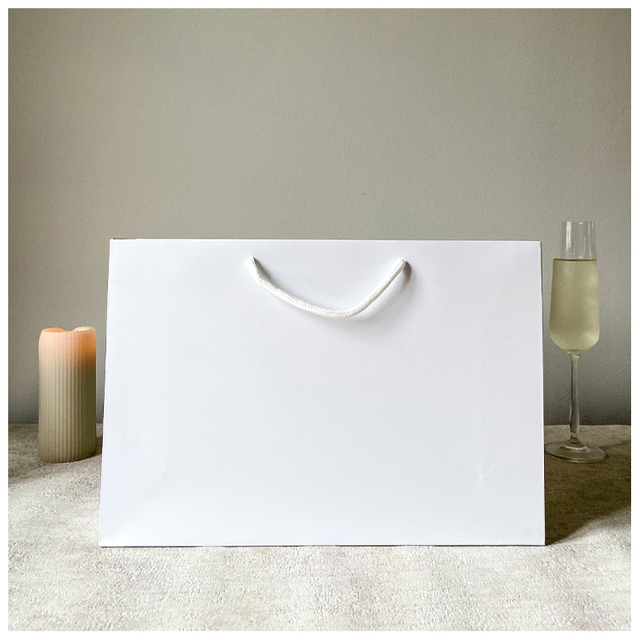 La golosina de la categoría alimenticia con las manijas abulta la bolsa de papel de los bolsos del regalo de Brown Kraft de la Navidad